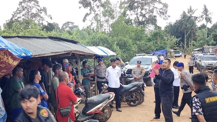 Polisi melakukan penertiban tambang timah ilegal di Bangka