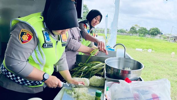 Polisi turun mengevakuasi korban banjir di sejumlah desa di wilayah Kabupaten Bekasi, Jawa Barat, Kamis (29/1/2026).