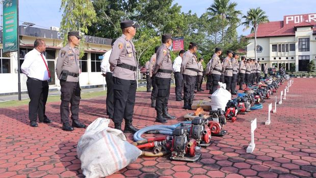 Polres Rohil menggelar apel kesiapsiagaan karhutla.
