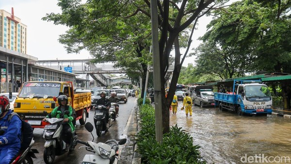 Potret Lalu Lintas Cempaka Putih Padat Merayap Imbas Banjir
