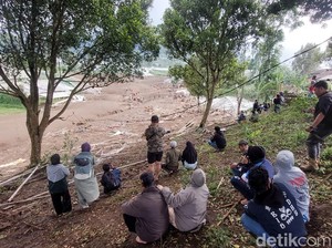 Tak Takut Bahaya, Warga Malah Wisata Bencana di Lokasi Longsor Cisarua