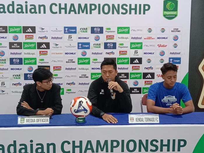 Pelatih Kendal Tornado FC, Stefan Keetjels dalam sesi jumpa pers jelang laga lawan PSIS Semarang, Kamis (29/1/2026).