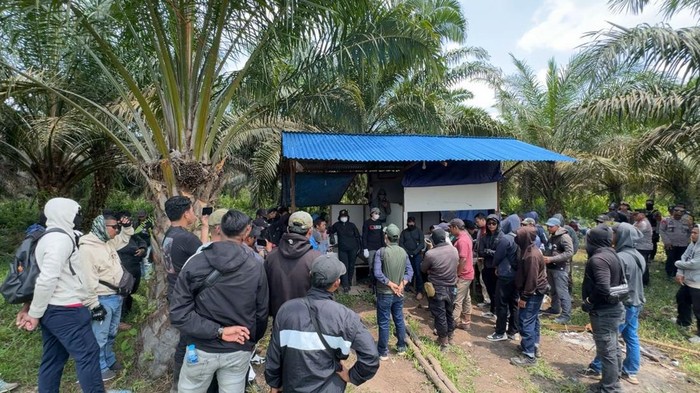 Upaya PT Rajawali Jaya Perkasa (RJP) membongkar pagar dan pondok jaga milik Koperasi KPSA Sawit Mandiri Perkasa di lahan sengketa di Kabupaten Kubu Raya, Kalimantan Barat, gagal dilakukan. Kedatangan pihak perusahaan yang dikawal puluhan anggota kepolisian tidak membuahkan hasil.