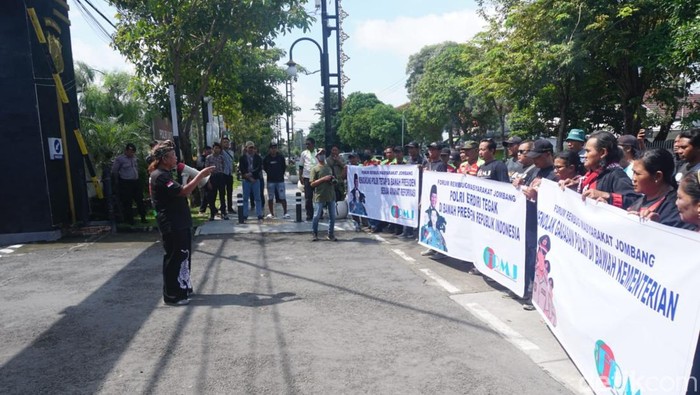 Puluhan warga Jombang dalam Forum Rembug Masyarakat Jombang (FRMJ) mendatangi Mapolres Jombang untuk mendukung Polri tetap di bawah Presiden.