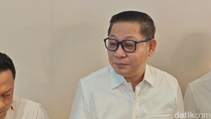 Pakai Baju Putih, Rusdi Masse Muncul di Area Rakernas PSI di Makassar