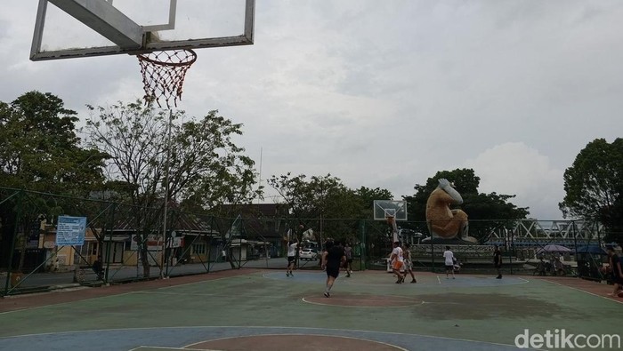 Salah satu lapangan basket di Banjarmasin dikenakan tarif, warga protes.