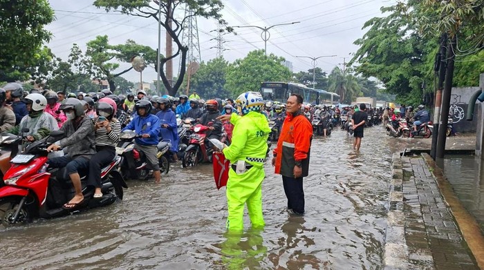 Banyak Pemotor Lawan Arah Imbas Banjir di Daan Mogot, Lalin Sempat Macet