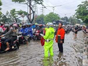 Banyak Pemotor Lawan Arah Imbas Banjir di Daan Mogot, Lalin Sempat Macet