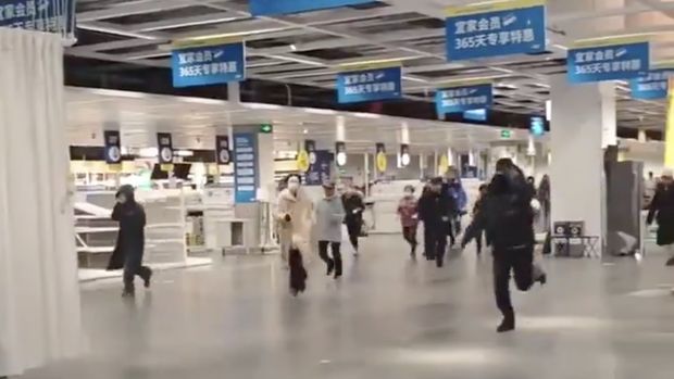 Sejumlah pengunjung saling berebut barang saat IKEA China telah mengumumkan obral cuci gudang mulai 15 Januari hingga 1 Februari di toko IKEA di Harbin, CH, yang bersama dengan 6 toko lainnya di China, akan ditutup setelahnya. (Tangkapan Layar Video X/@Publicfreakoute)