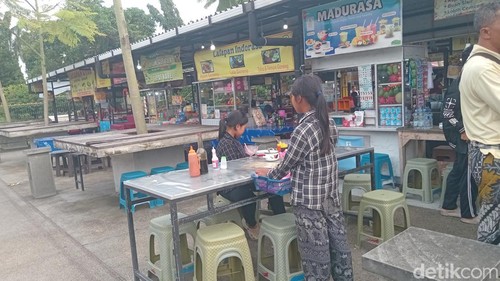 Seorang gadis cilik sedang berjualan tisu ke pengunjung di kawasan kuliner Gianyar, Kamis (29/1/2026). (Aryo Mahendro/detikBali).