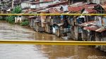 Siaga 3! Debit Air Manggarai Naik, Warga Bantaran Ciliwung Harap Waspada