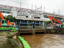 Siaga 3! Debit Air Manggarai Naik, Warga Bantaran Ciliwung Harap Waspada