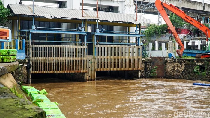 Kenaikan debit air kembali terjadi di Pintu Air Manggarai, Jakarta, menyusul hujan deras yang mengguyur wilayah Jabodetabek sejak dini hari. Hingga Kamis (29/1/2026) sore, tinggi muka air di Pintu Air Manggarai tercatat mencapai 750 sentimeter atau berstatus Siaga 3.