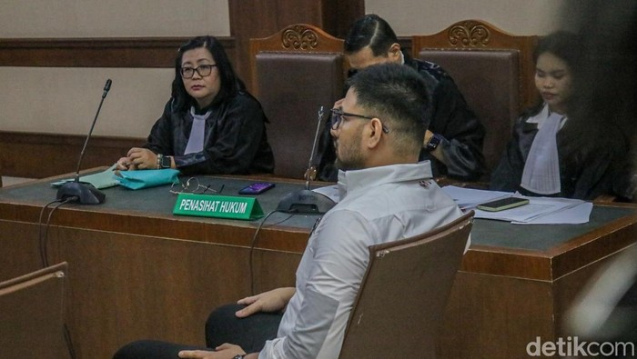 Sidang lanjutan kasus dugaan peredaran narkoba yang menjerat Ammar Zoni kembali digelar di Pengadilan Negeri Jakarta Pusat, Kamis (29/1/2026). Persidangan berlangsung panas setelah seorang saksi mengungkap dugaan adanya peredaran narkotika di dalam Rumah Tahanan (Rutan) Salemba, Jakarta Pusat.