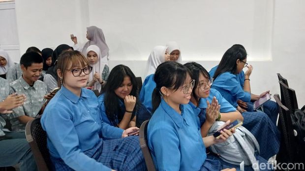 Siswa mengerjakan kuis bahasa Inggris melalui ponsel masing-masing. Nurul Hidayah/detiksulsel
