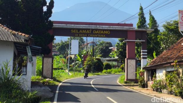 Suasana lahan pertanian di Desa Cisantana Suasana lahan pertanian di Desa Cisantana