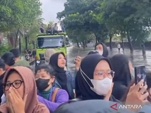 Cerita Pekerja Ketemu Banyak Orang Baik Saat Banjir-Macet di Daan Mogot