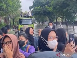 Cerita Pekerja Ketemu Banyak Orang Baik Saat Banjir-Macet di Daan Mogot