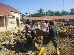 Taruna Akpol Bersihkan Fasilitas Publik Terdampak Banjir di Aceh Tamiang