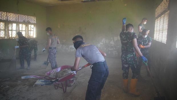 Taruna Akpol Bersihkan Fasilitas Publik Terdampak Banjir di Aceh Tamiang