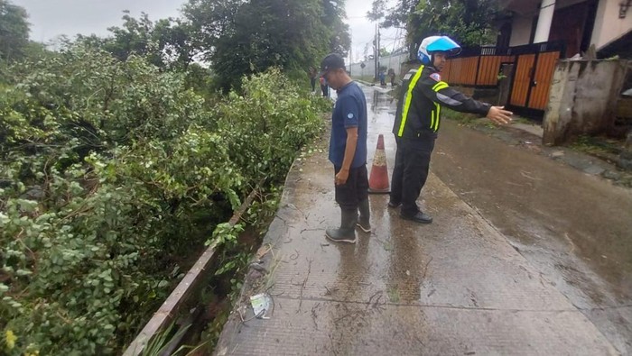 Hujan Deras, Tebing di Jalan Raya Cilebut Bogor Longsor Timpa 1 Rumah
