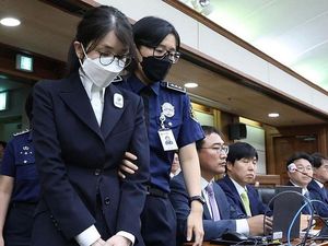 Tas Chanel-Kalung Berlian Bikin Mantan Ibu Negara Korsel Dipenjara