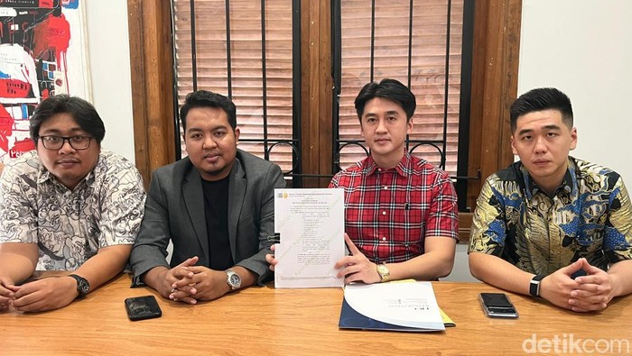 Tim Penasihat Hukum Nany Widjaja saat konferensi pers di Jalan Sruni Surabaya, Kamis (29/1/2026).