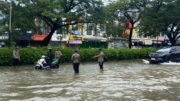 Tim SAR Ditpolairud Polda Metro Jaya membantu warga terdampak banjir di wilayah Kebon Pala, Kampung Melayu, Jatinegara, Jakarta Timur (Jaktim). (dok Istimewa)