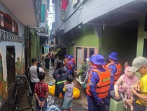 Ditpolairud Polda Metro Bantu Pelajar-Warga Terdampak Banjir di Kebon Pala