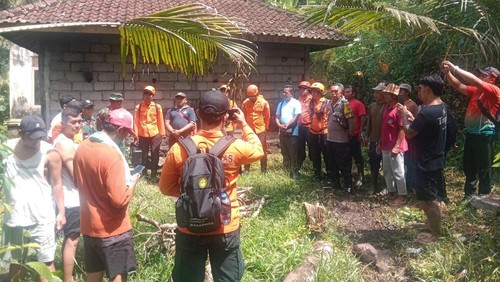 Tim SAR gabungan bersama masyarakat bersiap mencari lansia hilang di Desa Sangkan Gunung, Kecamatan Sidemen, Karangasem, Kamis (29/1/2026) (Dok. I Nyoman Belgi Artawan)