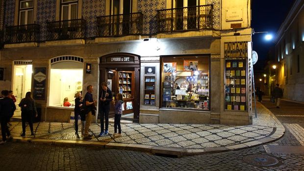 Toko buku Livraria Bertrand di Lisbon, toko buku tertua di Posrtugal, dibuka 1742.