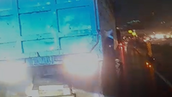 Hati-hati Ada Truk Pecah Ban di Jl Letjen MT Haryono Jaksel Arah Cawang