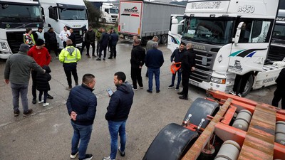 Truk Mandek di Balkan Barat, Akses Perbatasan Uni Eropa Diblokir