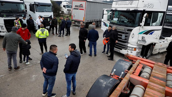 Akses perbatasan antara Balkan Barat dan Uni Eropa terblokir akibat aksi protes para pengemudi truk yang menentang aturan masuk-keluar baru Uni Eropa. Blokade tersebut menyebabkan antrean panjang kendaraan logistik dan mengganggu arus distribusi barang lintas negara. REUTERS/Stevo Vasiljevic