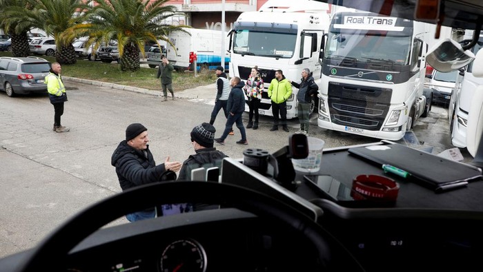 Akses perbatasan antara Balkan Barat dan Uni Eropa terblokir akibat aksi protes para pengemudi truk yang menentang aturan masuk-keluar baru Uni Eropa. Blokade tersebut menyebabkan antrean panjang kendaraan logistik dan mengganggu arus distribusi barang lintas negara. REUTERS/Stevo Vasiljevic
