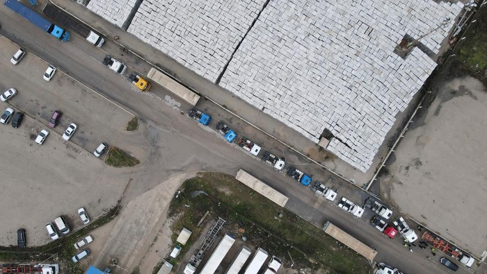 Akses perbatasan antara Balkan Barat dan Uni Eropa terblokir akibat aksi protes para pengemudi truk yang menentang aturan masuk-keluar baru Uni Eropa. Blokade tersebut menyebabkan antrean panjang kendaraan logistik dan mengganggu arus distribusi barang lintas negara. REUTERS/Stevo Vasiljevic