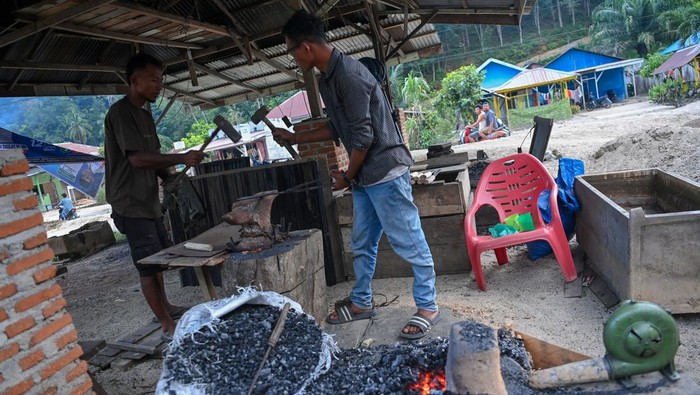 Perajin memproduksi golok di Desa Sipange Godang, Kecamatan Sayur Matinggi, Tapanuli Selatan, Sumatera Utara, Rabu (28/1/2026). UMKM yang menjual perkakas alat tani dan kebun tersebut mulai berproduksi kembali setelah akses yang terisolir mulai pulih pascabencana hidrometeorologi. ANTARA FOTO/Indrianto Eko Suwarso/wsj.