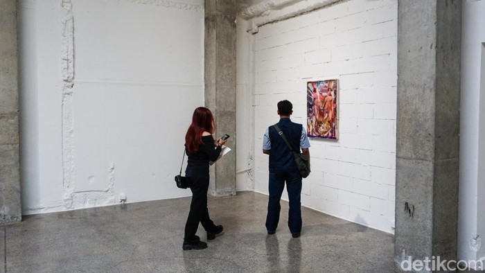 Pengunjung mengamati karya seni dalam pameran lima seniman Nadya Jiwa, Naotaka Hiro, Ser Serpas, Wei Jia, dan Tith Kanitha di ROH Projects, Jakarta Pusat, Kamis (29/1/2026).