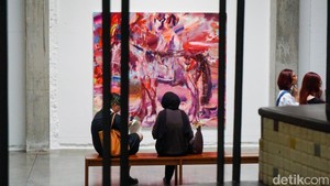 Lukisan dengan visual kuat dan ekspresif dipamerkan, merefleksikan isu kebebasan, tubuh, dan realitas yang kian samar dalam perspektif seni kontemporer. 