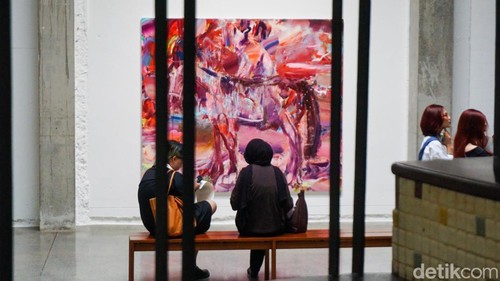 Pengunjung mengamati karya seni dalam pameran lima seniman Nadya Jiwa, Naotaka Hiro, Ser Serpas, Wei Jia, dan Tith Kanitha di ROH Projects, Jakarta Pusat, Kamis (29/1/2026).