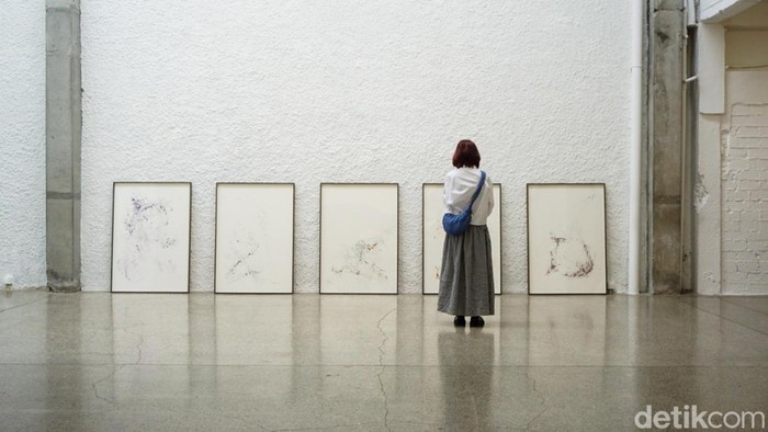 Pengunjung mengamati karya seni dalam pameran lima seniman Nadya Jiwa, Naotaka Hiro, Ser Serpas, Wei Jia, dan Tith Kanitha di ROH Projects, Jakarta Pusat, Kamis (29/1/2026).