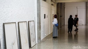 Pengunjung mengamati karya seni dalam pameran lima seniman Nadya Jiwa, Naotaka Hiro, Ser Serpas, Wei Jia, dan Tith Kanitha di ROH Projects, Jakarta Pusat, Kamis (29/1/2026).