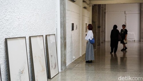 Pengunjung mengamati karya seni dalam pameran lima seniman Nadya Jiwa, Naotaka Hiro, Ser Serpas, Wei Jia, dan Tith Kanitha di ROH Projects, Jakarta Pusat, Kamis (29/1/2026).