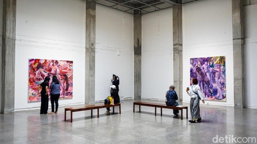 Pengunjung mengamati karya seni dalam pameran lima seniman Nadya Jiwa, Naotaka Hiro, Ser Serpas, Wei Jia, dan Tith Kanitha di ROH Projects, Jakarta Pusat, Kamis (29/1/2026).