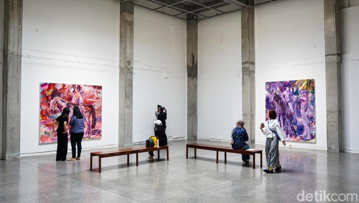 Pengunjung mengamati karya seni dalam pameran lima seniman Nadya Jiwa, Naotaka Hiro, Ser Serpas, Wei Jia, dan Tith Kanitha di ROH Projects, Jakarta Pusat, Kamis (29/1/2026).