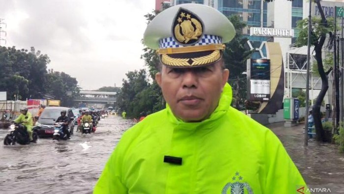 Jalan DI Panjaitan Macet Imbas Banjir, Contraflow Berlaku untuk Motor