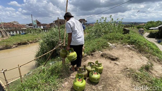 Warga Tambaksari harus membeli gas dari luar kampung dan membawanya menggunakan gethek di Kali Bringin, Kelurahan Mangkang Wetan, Kecamatan Tugu, Kota Semarang, Kamis (29/1/2026).