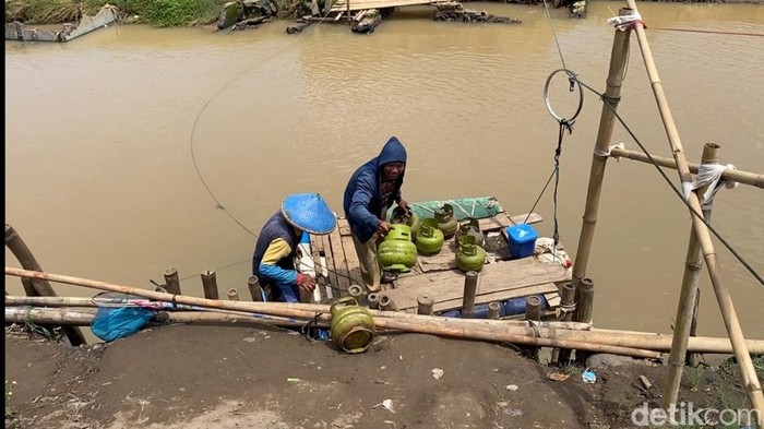 Warga Tambaksari harus membeli gas dari luar kampung dan membawanya menggunakan gethek di Kali Bringin, Kelurahan Mangkang Wetan, Kecamatan Tugu, Kota Semarang, Kamis (29/1/2026).