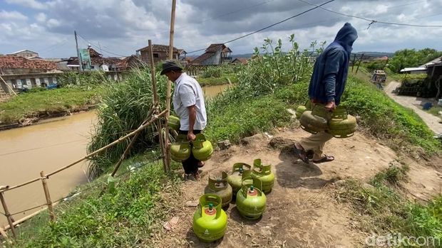 Warga Tambaksari harus membeli gas dari luar kampung dan membawanya menggunakan gethek di Kali Bringin, Kelurahan Mangkang Wetan, Kecamatan Tugu, Kota Semarang, Kamis (29/1/2026).