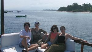 Foto Liburan Keluarga Wulan Guritno di Gili Meno